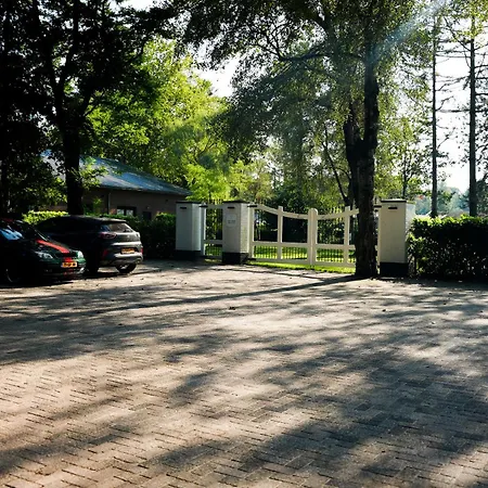 The Bed & Wellness Oisterwijk Sauna, Jacuzzi, Luxury بيت خشبي *