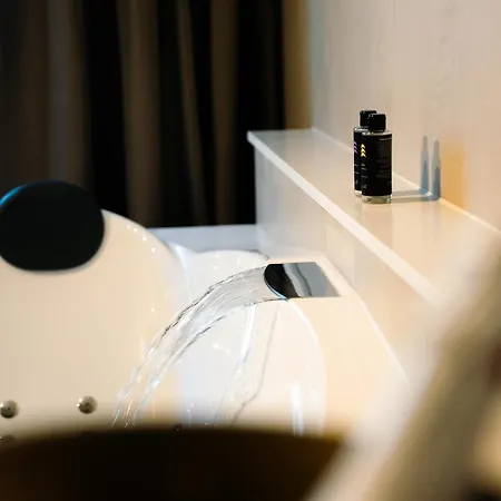 The Bed & Wellness Oisterwijk Sauna, Jacuzzi, Luxury 山林小屋 *